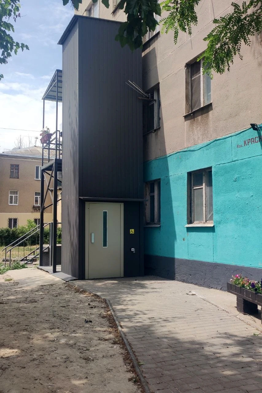 Шахтний інвалідний підйомник. Вид з вулиці