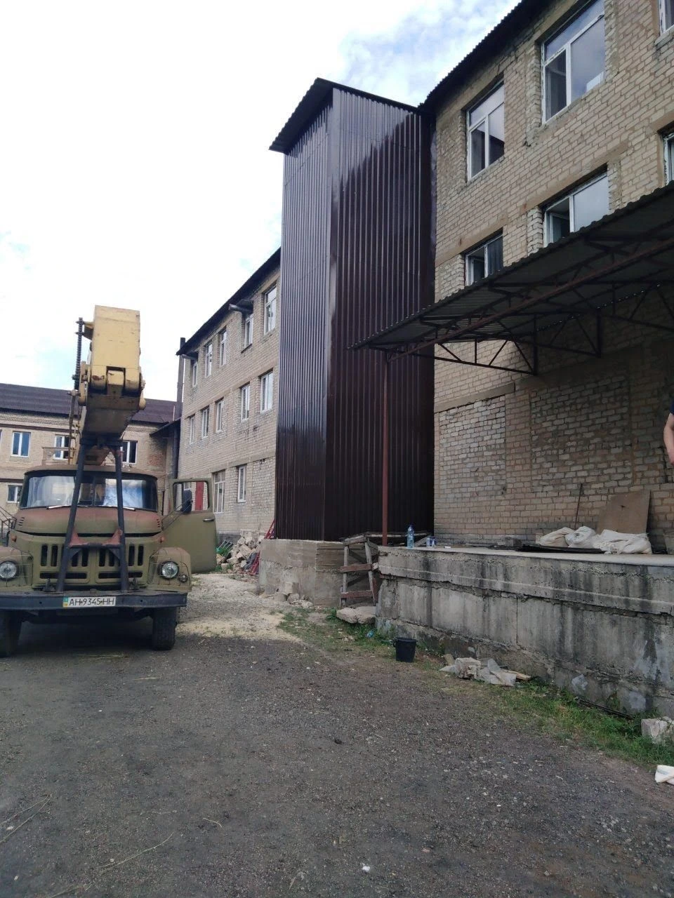 Вантажний підйомник